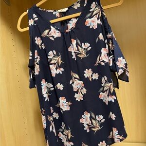 Floral summer shirt with shoulder cutouts and ties. Navy blue